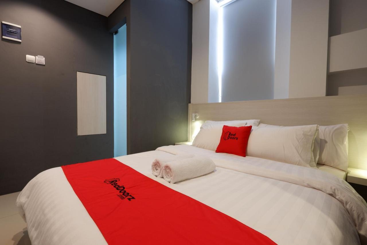 Reddoorz Plus Near Ciputra Mall Simpang Lima Semarang Exterior photo